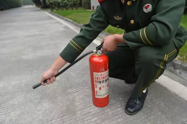 消防知識(shí)一起學(xué) | 1分鐘教你學(xué)會(huì)使用滅火器